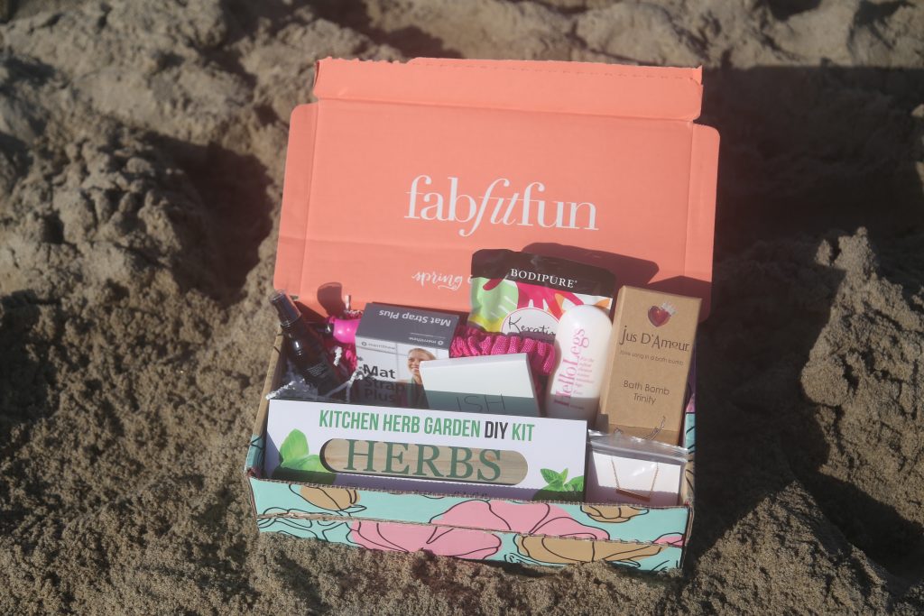 fabfitfun code $10 off lovely10 lovely in la plus size blogger monthly subscription box